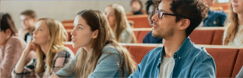 Des étudiants qui suivent un cours
