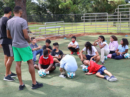 Ayrton Preciado convivió con niñas y niños en situación vulnerable en Orlando