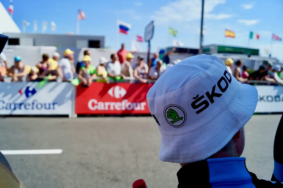 Spor etkinliğinde Skoda ve Carrefour markalarının görünürlüğünü sağlayan sponsorluk uygulaması.