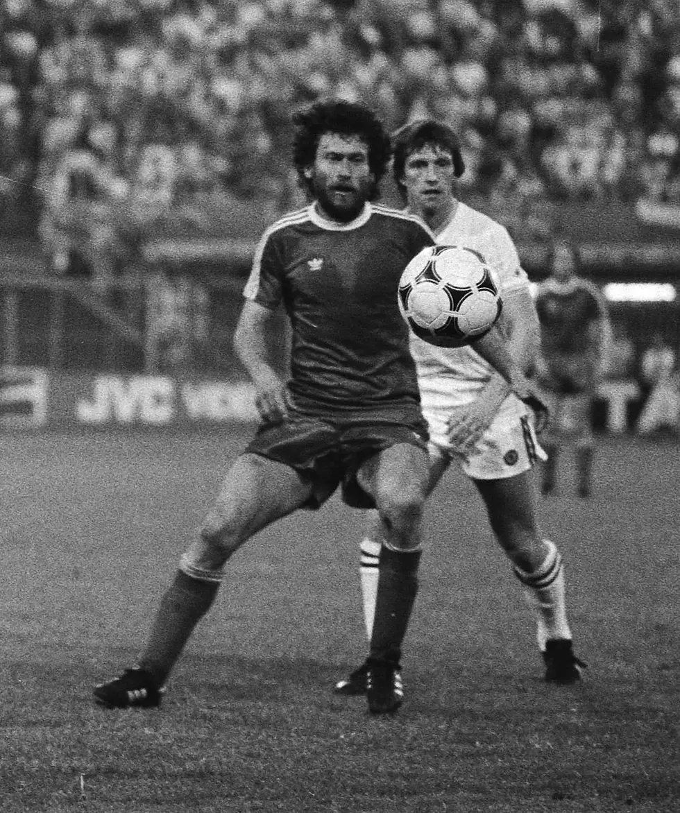 Eintracht Braunschweig formasıyla top kontrolü yapan Paul Breitner, 1977–78 Bundesliga sezonunda, siyah-beyaz bir futbol sahnesinde