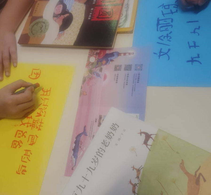 Los alumnos del Instituto SUMMA mostraron interés en la escritura y caligrafía.