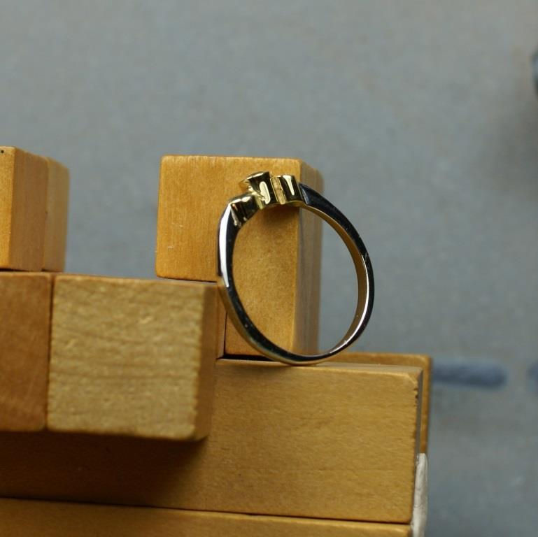 Thumbnail: 18CT 3 STONE RING