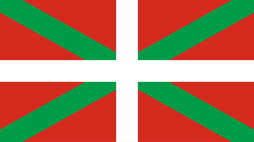 Bandera de fondo rojo con cruz blanca y verde. La cruz verde crea una X sobre la blanca. No hay texto visible.
