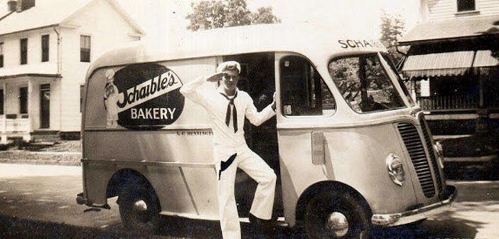 un camión de comida en una calle industrial en los años 20