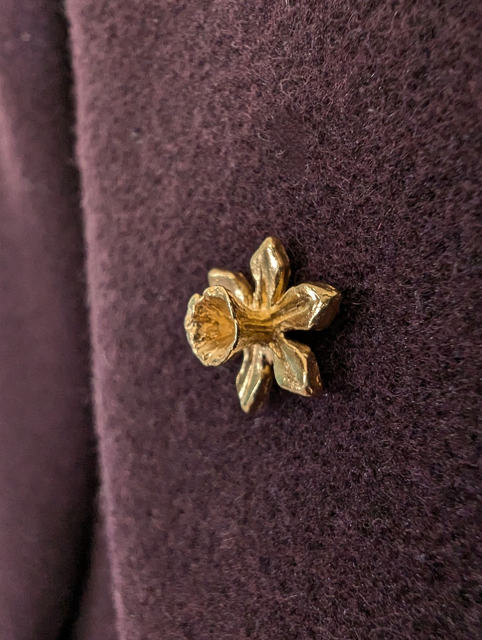 golden daffodil flower tie pin