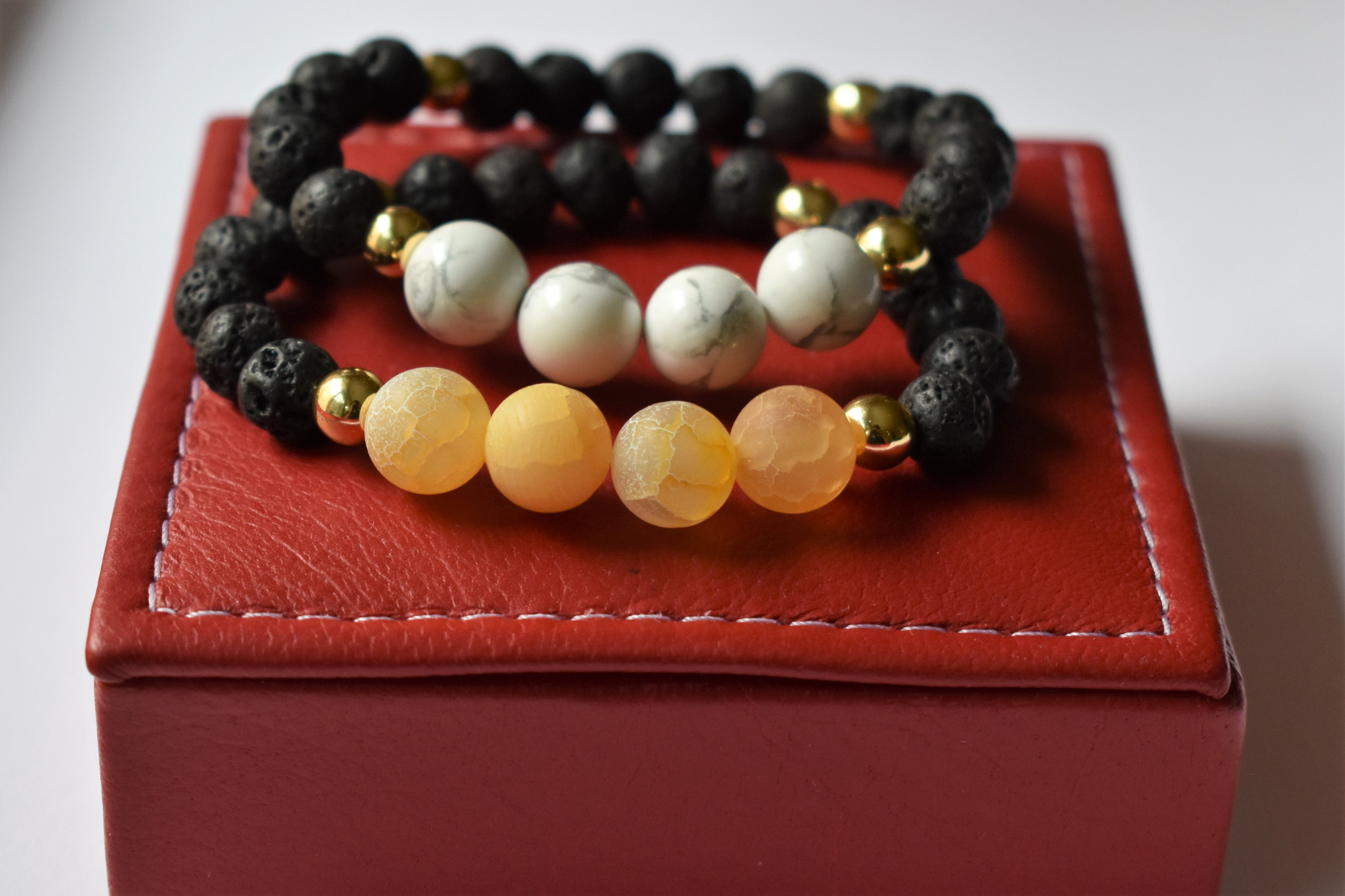 Pulseras para él  y ella en la distancia