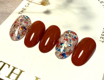 Nageldesign (Nail Trends) – 美甲

Marineblaue Nägel / Navy Blue Nails（海軍藍美甲）

Nude Champagner Katzenaugen-Nägel / Nude Champagne Cat Eye Nails（裸色香檳貓眼美甲）

Minimalistische Französische Kurze Nägel / Minimalist French Short Nails（極簡法式短指甲）

Metallische Perlmutt-Nägel / Metallic Pearl Nails（金屬珍珠母貝美甲） 

3D-Nailart / 3D Nail Art（3D立體美甲）

美甲設計 / Nail Design / Nageldesign
	美甲款式 / Nail Styles / Nagelstile 
	法式美甲 / French Manicure / Französische Maniküre
	凝膠美甲 / Gel Nails / Gelnägel

	美甲貼紙 / Nail Stickers / Nagelaufkleber
	美甲沙龍 / Nail Salon / Nagelstudio
	指甲藝術 / Nail Art / Nagelkunst
	指甲保養 / Nail Care / Nagelpflege
Glitter nails / 水鑽美甲/ 氣質美甲/ elegant nails / 高級美甲 
德國美甲 北威州美甲 germanynails 杜塞道夫美甲 Düsseldorfnails nailsalon gelnails  

冬天美甲 秋天美甲