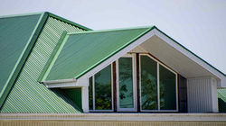 yesil-trapez-sac-ile-kapli-ev