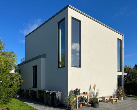 Facade mod vej — Villa MA, bungalow udvidet med ny førstesal