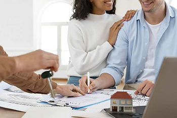 coppia, comprare casa, progetto, architetto, planimetria, sorrisi, chiavi di casa, computer, lui e lei, firmare