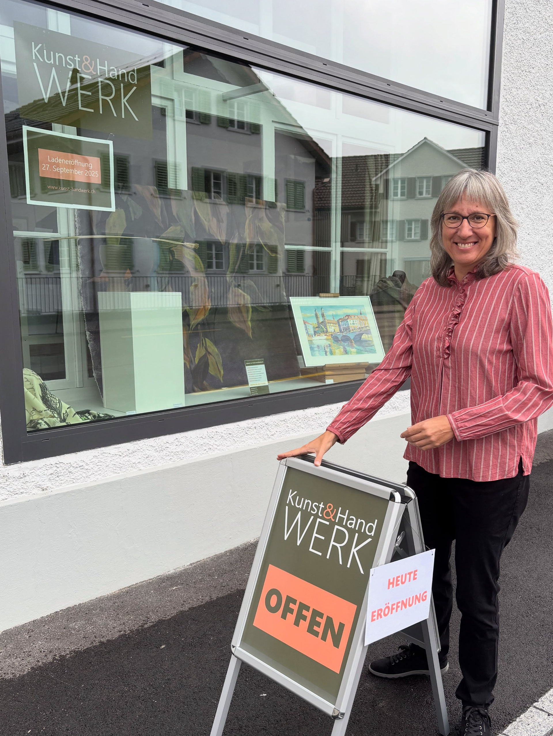 Schaufenster und Ladeninhaberin