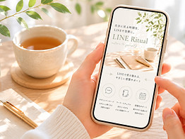 やさしい朝の光の中で、LINE Ritualの画面をスマートフォンで開いている手元のイメージ