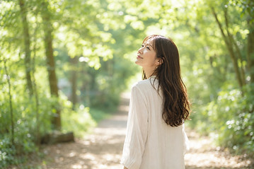 森の小道を歩きながら自分の本音を思い出す40代女性