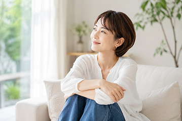 やるべきことを手放し、自分の時間を大切にしながら安心した表情で過ごす30代女性のイメージ