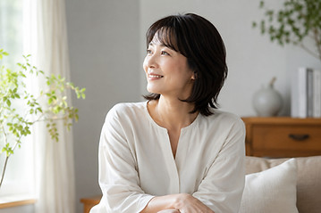 安心した空間の中で、自分の本音と向き合いながら穏やかに過ごす50代女性のイメージ