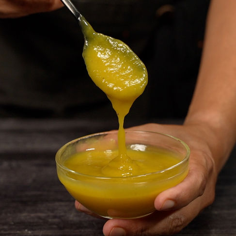 salsa de piña en una cuchara