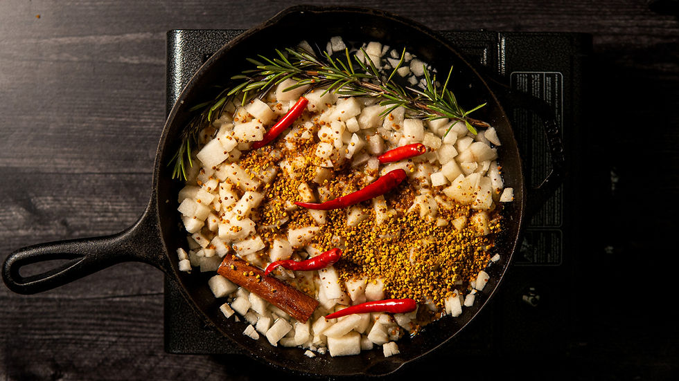 Peras cociéndose con thai chilis, romero, canela y bee polen para hacer jalea