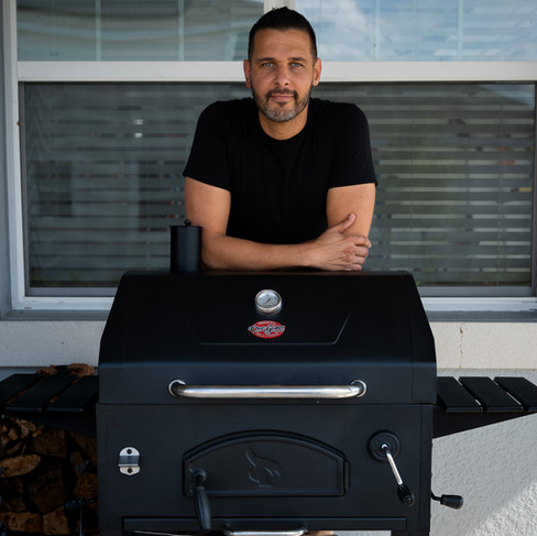 El Foodie Boricua con su parrilla de carbon tradicional de Char Griller