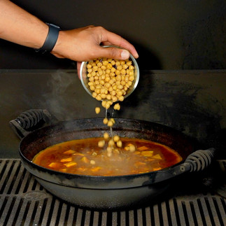 garbanzos siendo echado al caldero