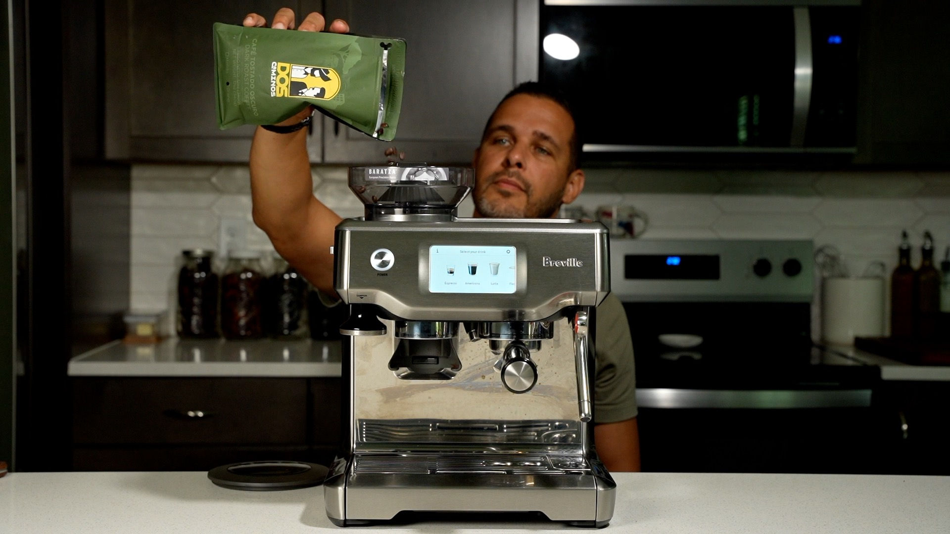 hechando granos de café Dos Camino en la moledora de Breville