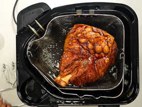 un pernil frito entero en la freidora de litros de Masterbuilt