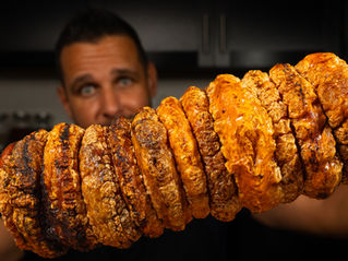 Porchetta al rotisserie con aioli de chipotle y ajo negro en el Masterbuilt Gravity Series 800