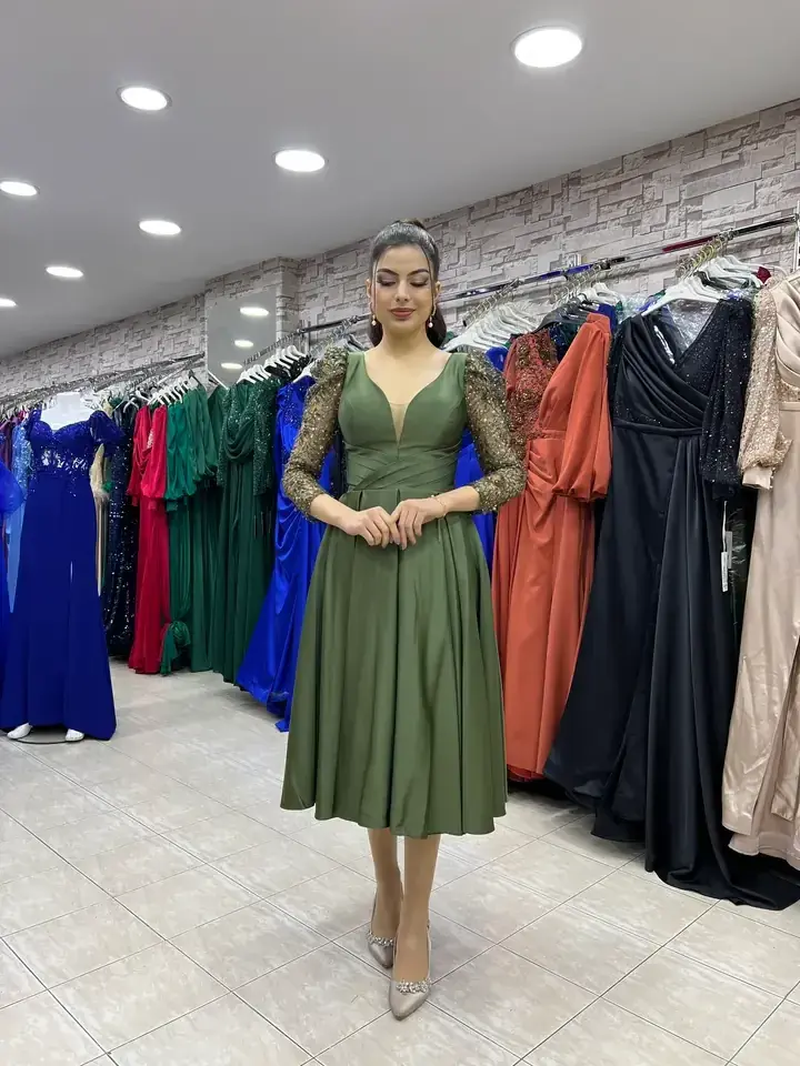 Küçük resim: Beli Pliseli Saten Abiye