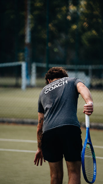 Joueur de tennis de La Salésienne de Paris lors d'un match de compétition de tennis