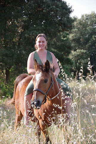 Anaïs fondatrice de Equi-inspire proposant des séances de shiatsu montant son cheval