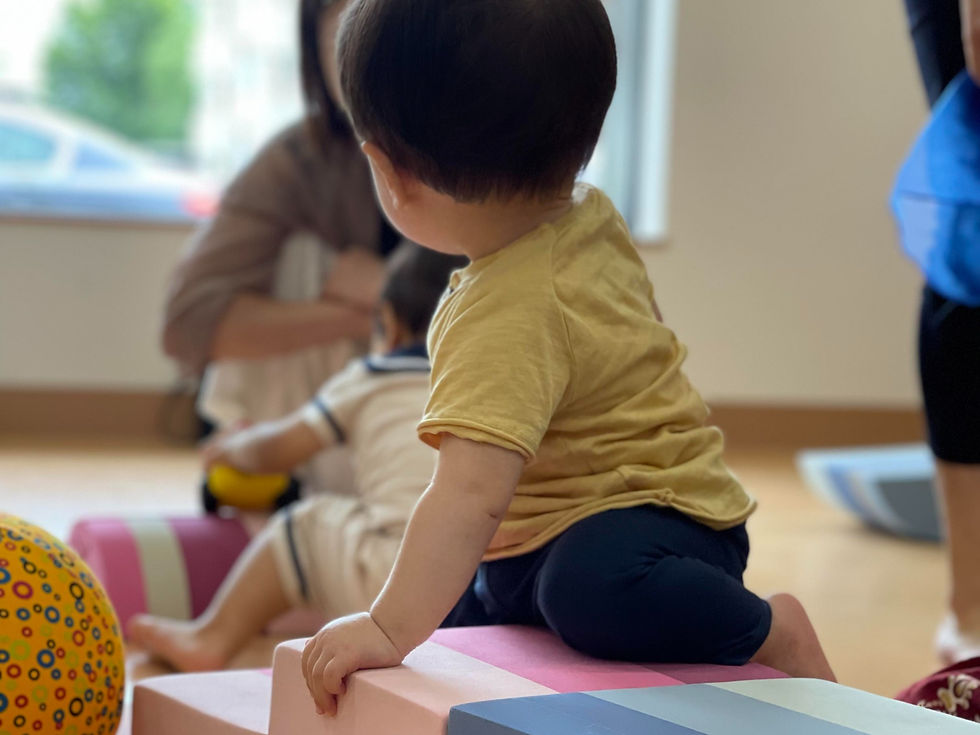 子供と遊ぶパパ