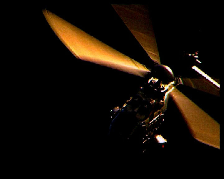 Image de FUSION, un hélico Super-Puma en virage dans le soleil du soir, sur fond de gouffr