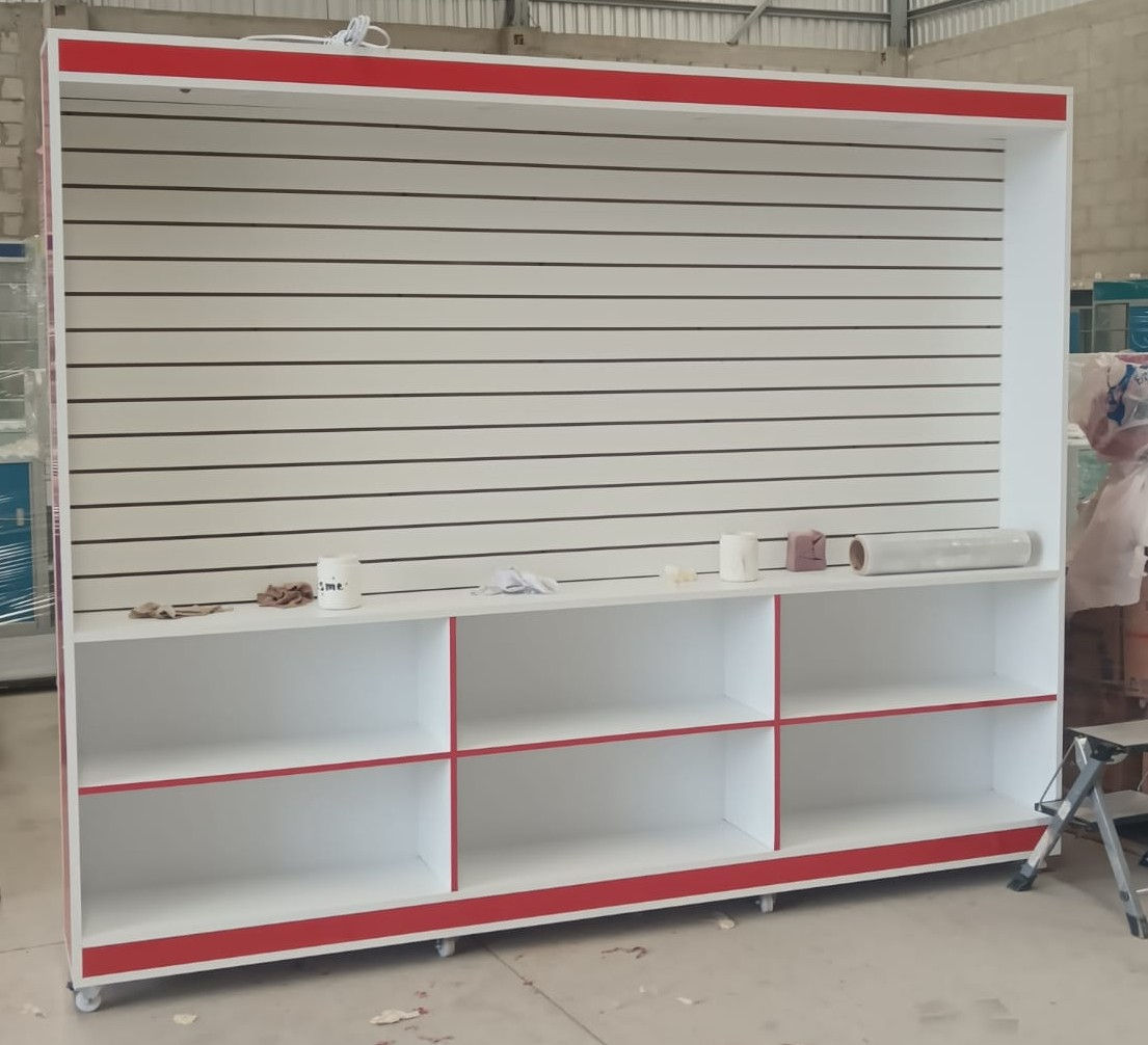Mostrador con panel ranurado