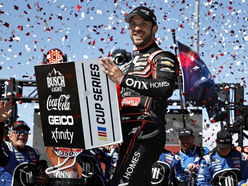 Piloto mexicano hace historia al ganar en NASCAR