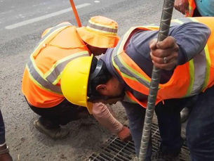 Gobierno de Papalotla realiza limpieza de alcantarillado pluvial en la carretera Puebla – Tlaxcala.