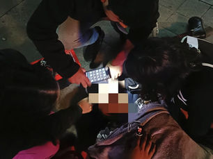 Paramédicos de Zacatelco brindan primeros auxilios a joven está madrugada.