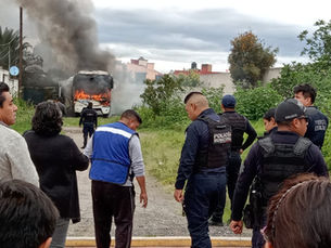 Autoridades municipales y estatales sofocan incendio de microbús en Zacatelco