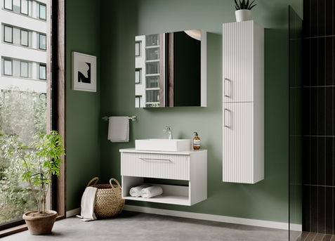 Yeşil ve beyaz banyo dekorasyonu, doğadan ilham alan banyo, modern lavabo ve dolaplar.