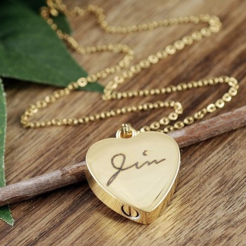 Do not wear engraved jewellery