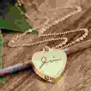 Do not wear engraved jewellery