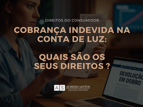 pessoa analisando a cobrança indevida na conta de luz