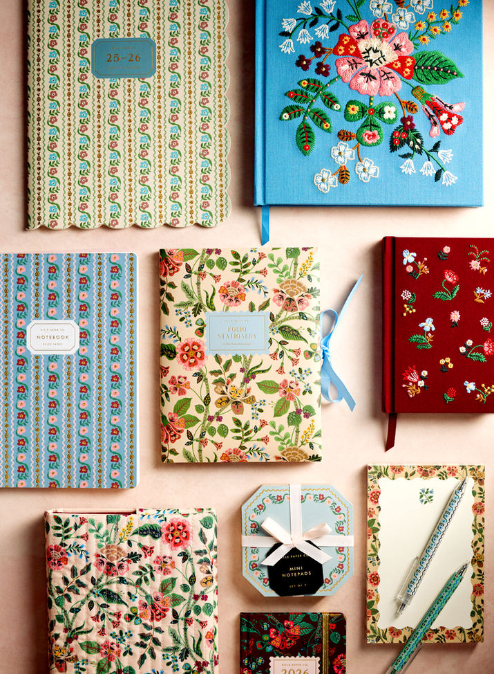 Zusammenstellung von bunten Notizbüchern mit nostalgischen Blumensujets