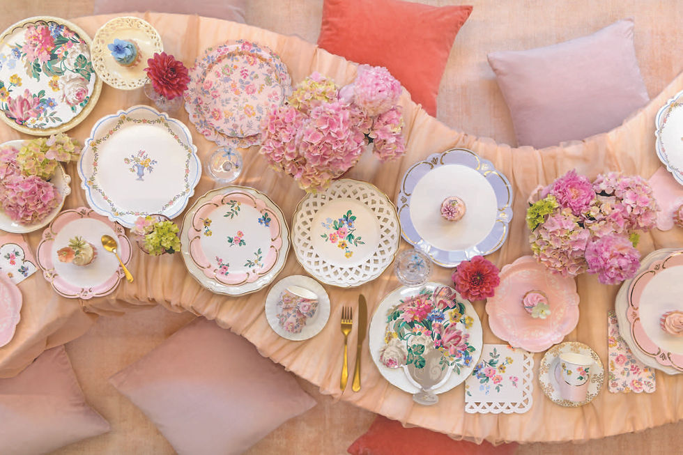 Dekoration für den Tisch vom Brand Meri Meri, Teller mit Rosa dekoration, viele Blumen. Alle Produkte können über Mixbox bezogen werden