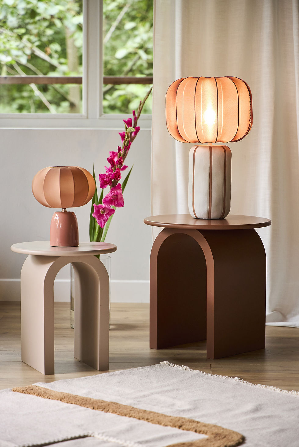 Wohndekration mit 2 Beistelltischen einer modernen Lampe und einer Vase