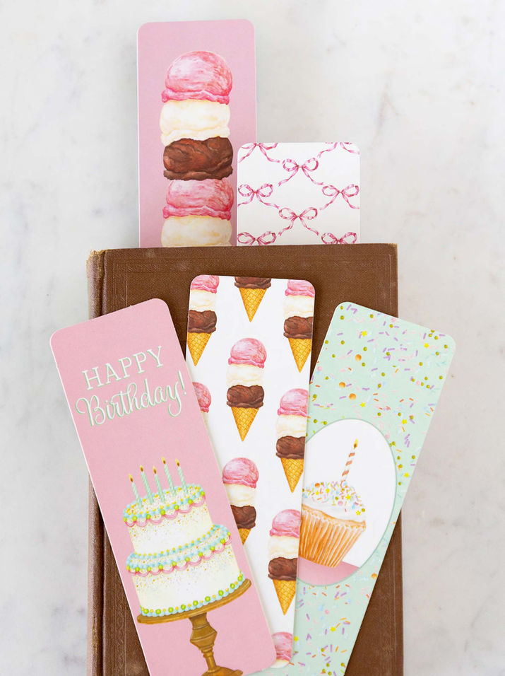 Lesezeichen mit Illustrationen aus der Patisserie. Es hat Kuchen, Eiscreme und viele weitere Motive.