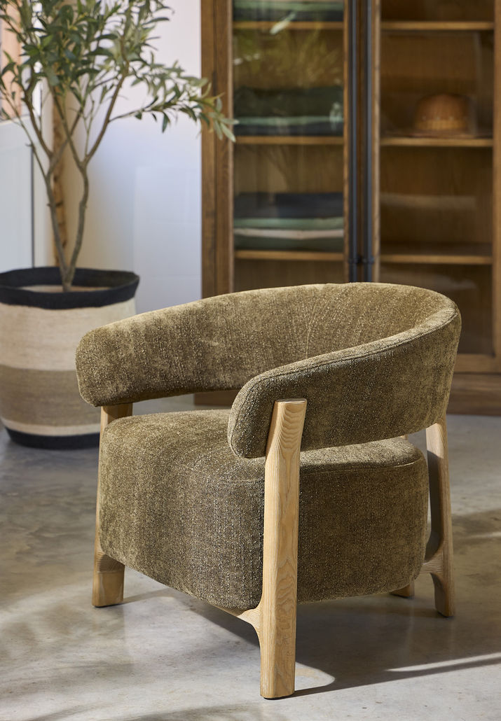 Szene eines Wohnzimmers mit einem grünen Sessel im Vordergrund