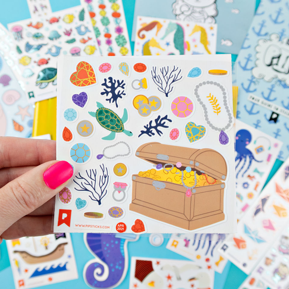 viele lustige Aufkleber mit Motiven aus dem Meer. darunter eine Schatztruhe und eine Schildkröte.