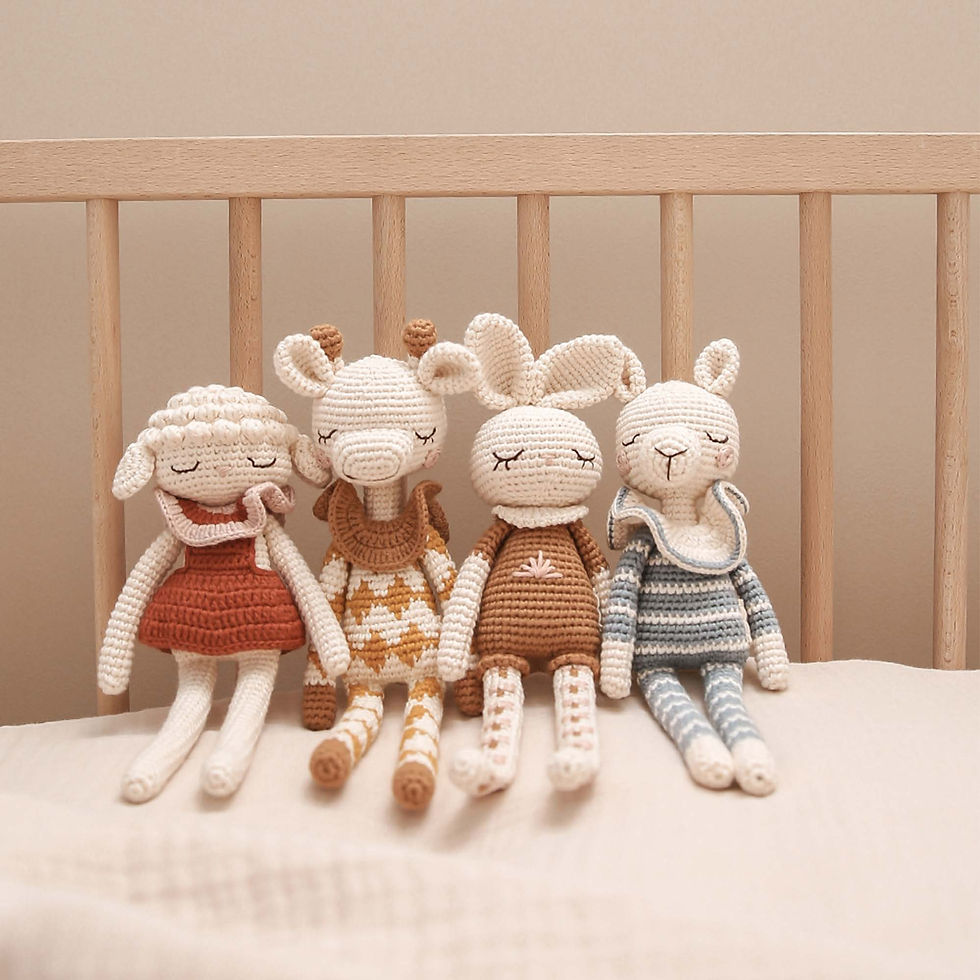 Patti Oslo, Geschenk, Strickpuppen sitzen auf einem Bett