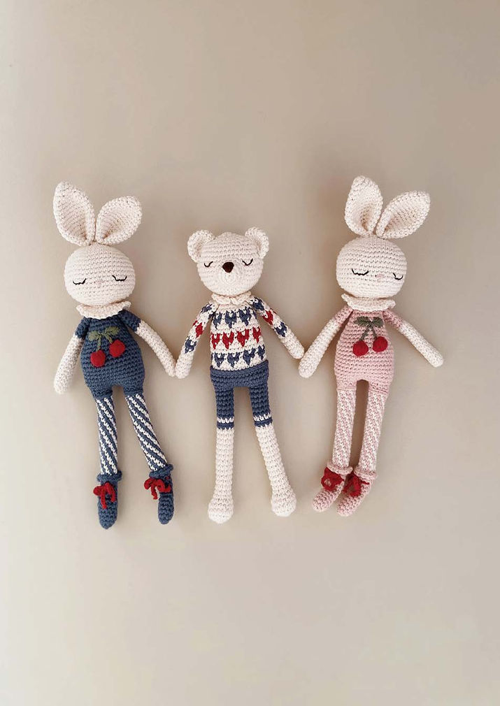 Drei gestrickte Kuscheltiere von Patti Oslo die man über Mixbox in der Schweiz im Grosshandel beziehen kann.