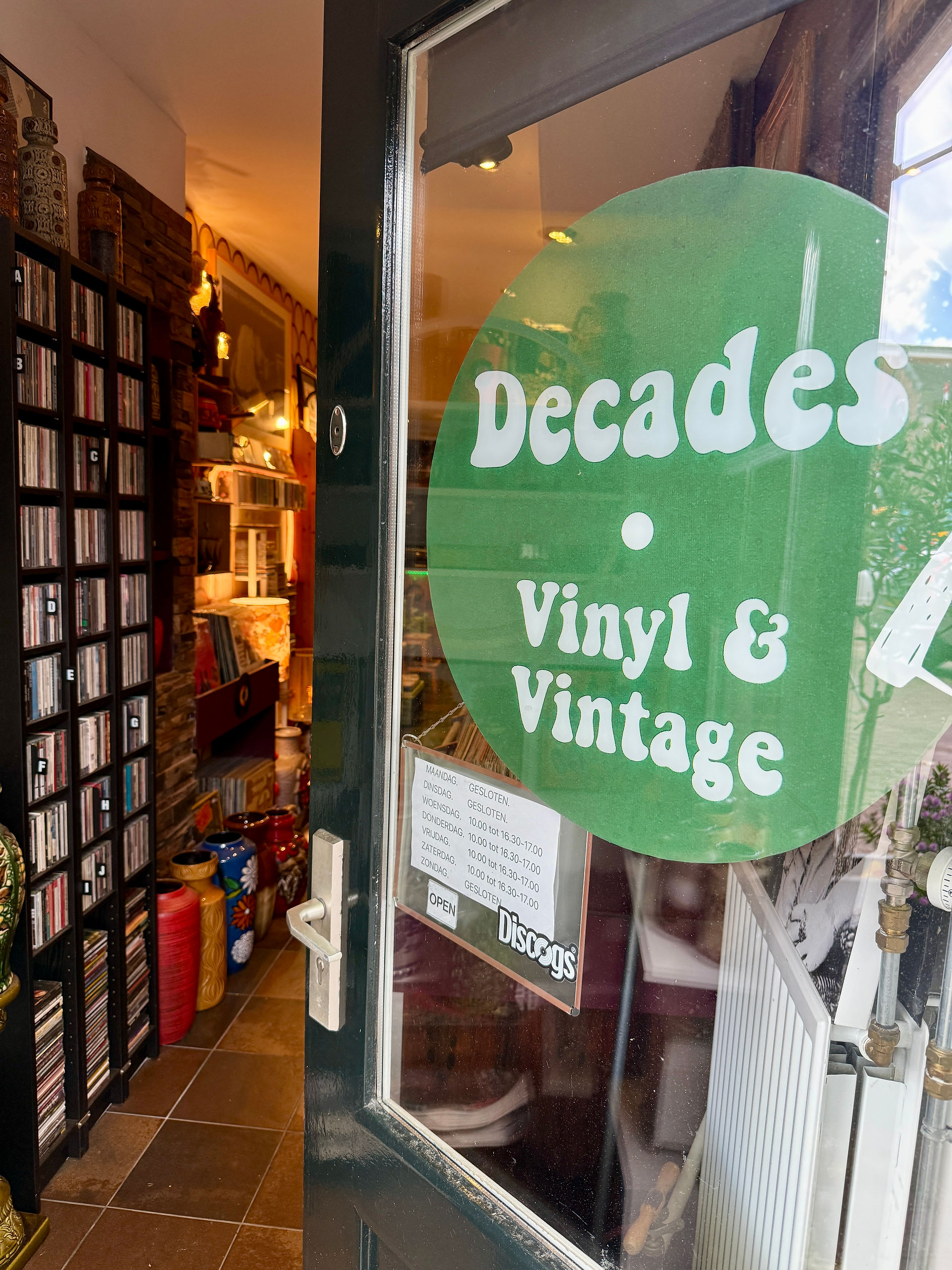 Decades, vinyl platenwinkel en vintage spullen in Gouda, Nederland