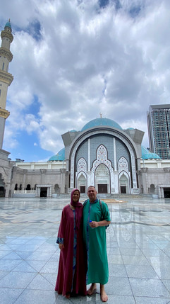 aangepaste kledij voor een bezoek aan de Masjid Wilayah moskee in Kuala Lumpur